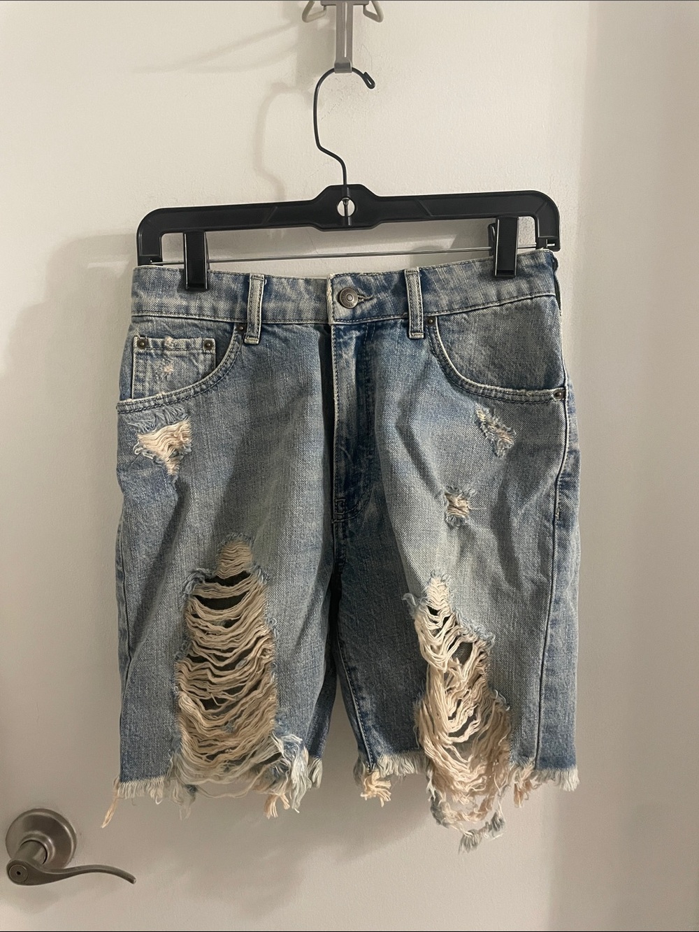 SER.O.YA NYC size 26 x 6 SAMMY MID RISE VINTAGE Salinas Distress Denim SHORTS